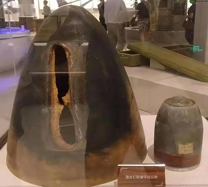 当强激光武器打到雷达导引头的导弹时，就会是这个样子。导弹头部整流罩烧穿成这个样子