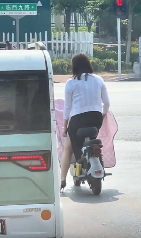 大街上这么穿的都是四五十岁了吧