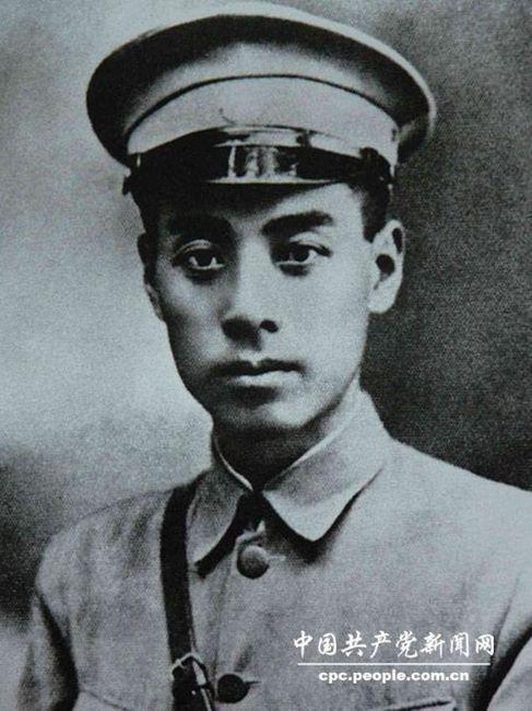 1952年，陈赓趁周总理不在，竟然弯下腰，公然打开了总理办公桌的抽屉。警卫员老刘