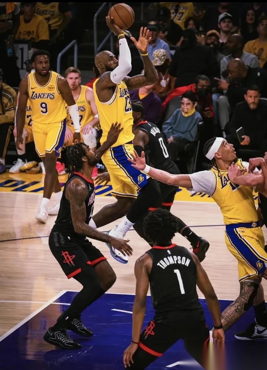 很多人现在看湖人这套阵容，第一反应就是一句话：这怎么赢的？阵容摊开一看，不是年