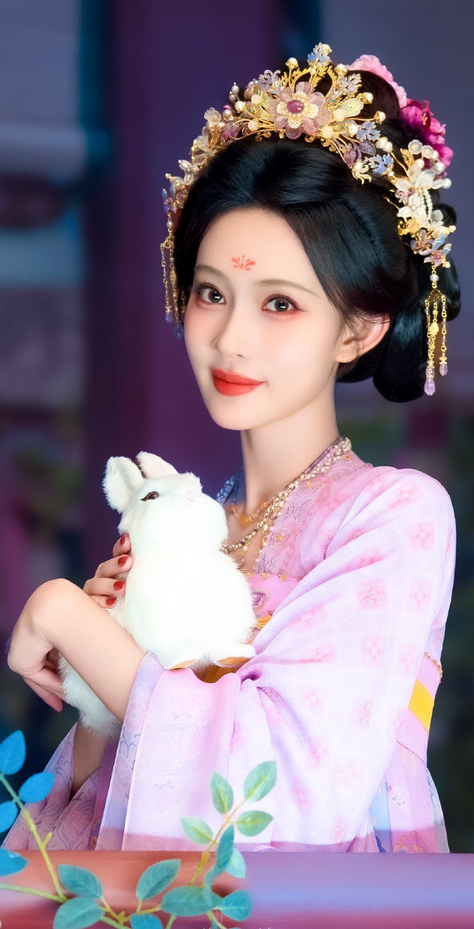 凤凰传奇那张春晚联排工作证，是用七个月沉默换的。去年6月手表争议后，商演冻结、