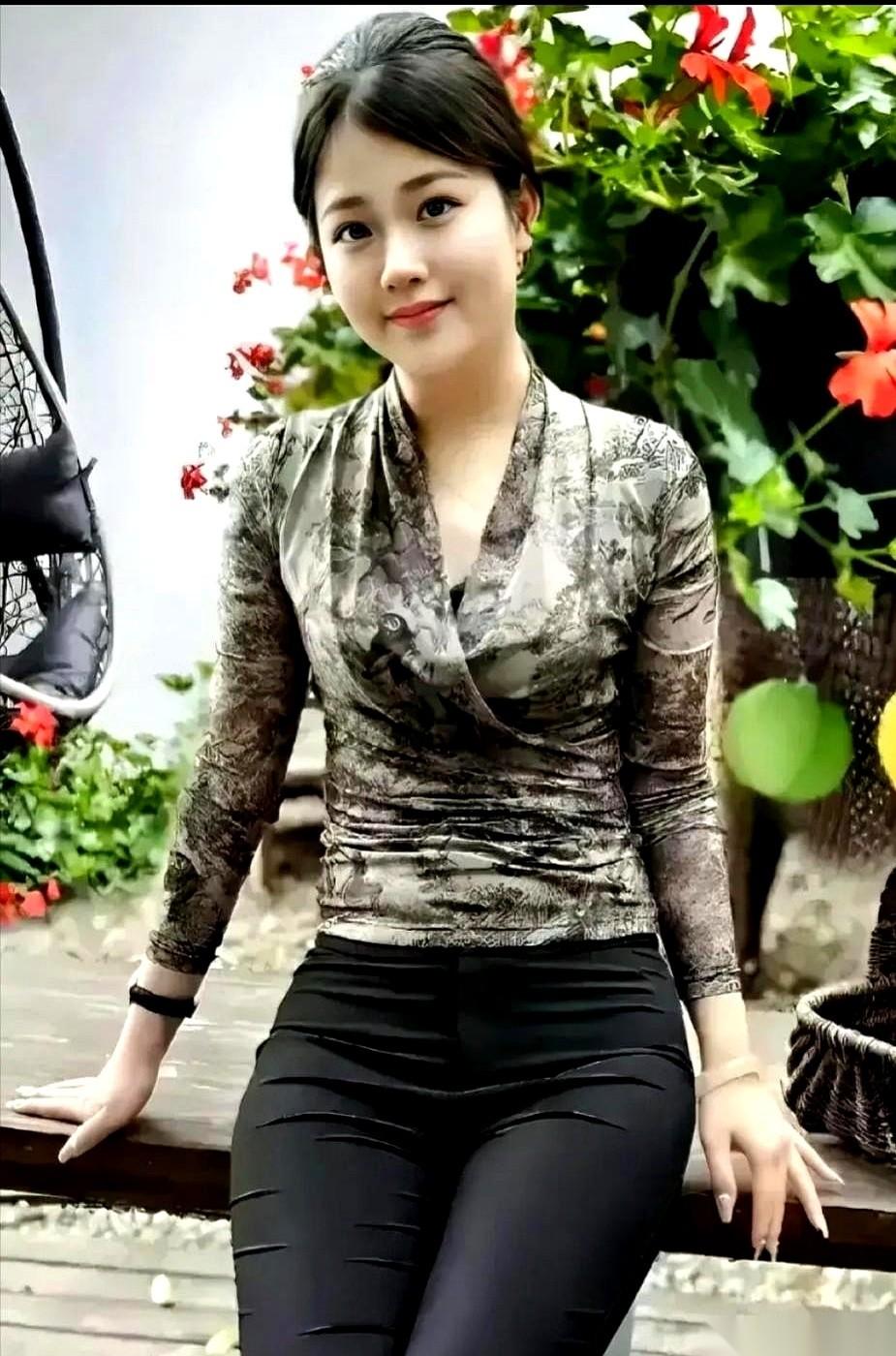 我们老家有个男人，一辈子在城里上班，老婆在乡下给他生了四个闺女。他在城里又找了