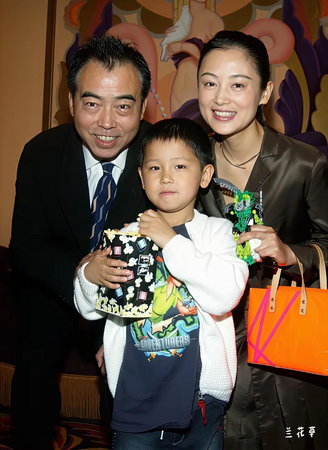 陈凯歌、陈红夫妻和儿子陈飞宇的温馨合影。陈飞宇是他们的第二个儿子，现已进军娱乐