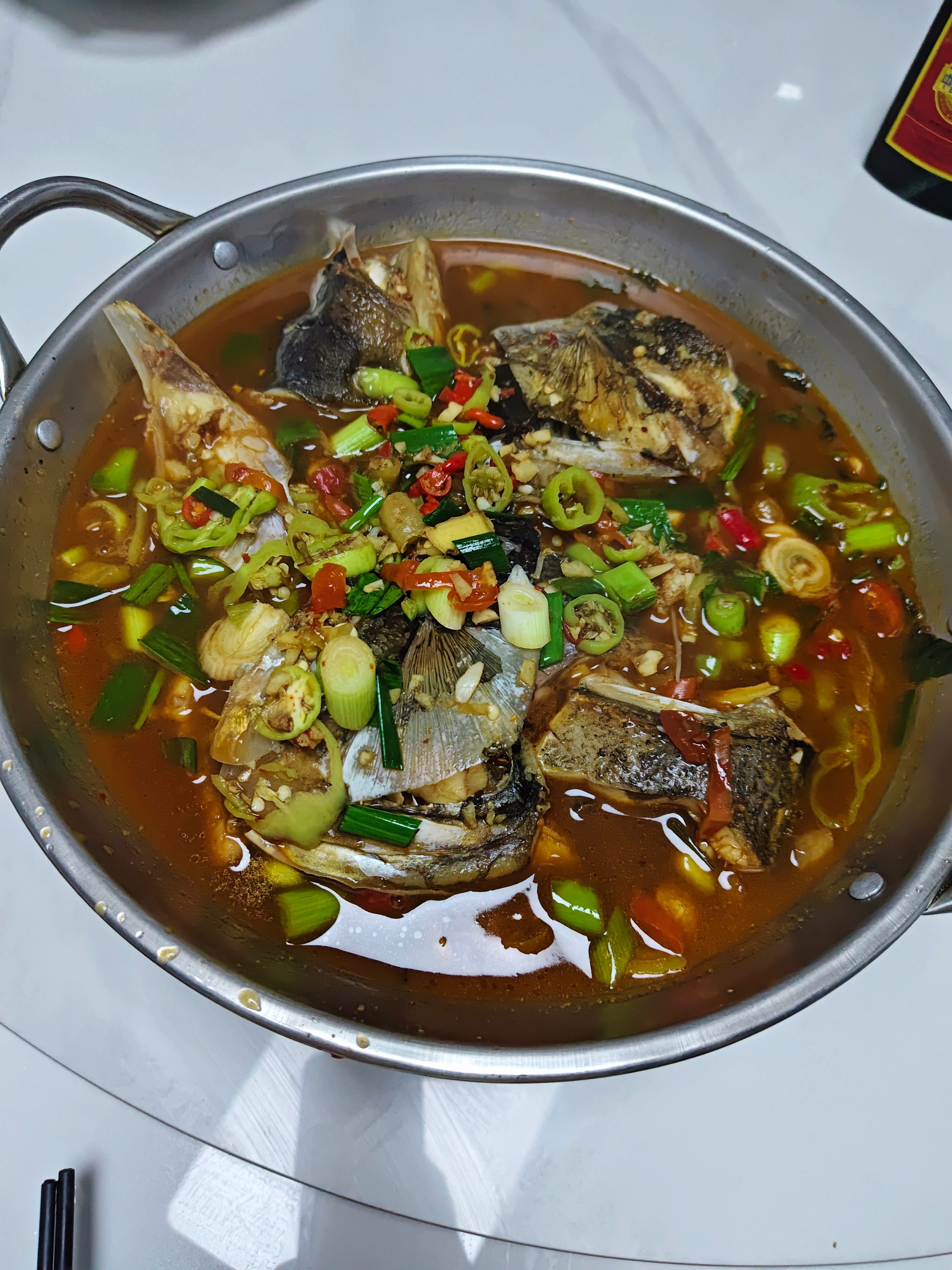 爆炒螺丝，鱼头，酸辣鸡杂，炒鸡，萝卜丝猪肠还有土豆片。一餐就这么多了，够吃。