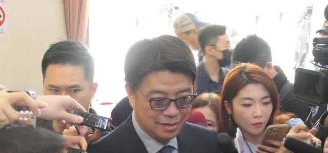 台湾省陆委会主委邱垂正今天在受访时竟然大言不惭的叫嚣称，依法台湾地区民众如果取得