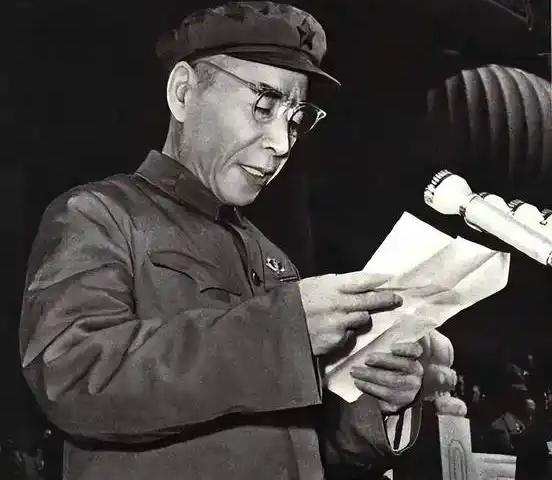 1936年红军胜利会师后，周总理一脸愁容的问贺龙：以后谁来统一指挥大军呢？贺龙当