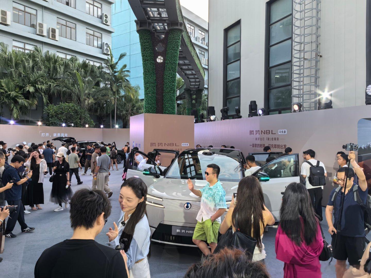 腾势N8L闪充版上市腾势N8L的发布会现场，车子已经根本挤不进去了，在边上看的时