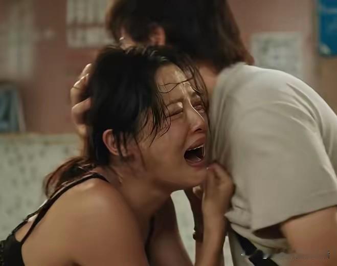 在网上把《日褂中天》这部电影看了，感觉非常压抑。故事背景发生在南方非常酷热的天