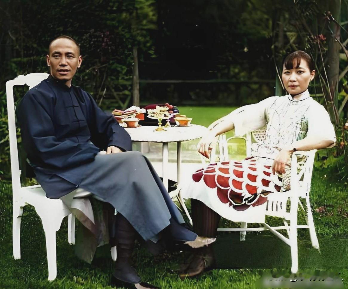 这是蒋中正和宋美龄热恋期间的一张合影老照片，拍摄于1926年的上海。大家瞧瞧！这