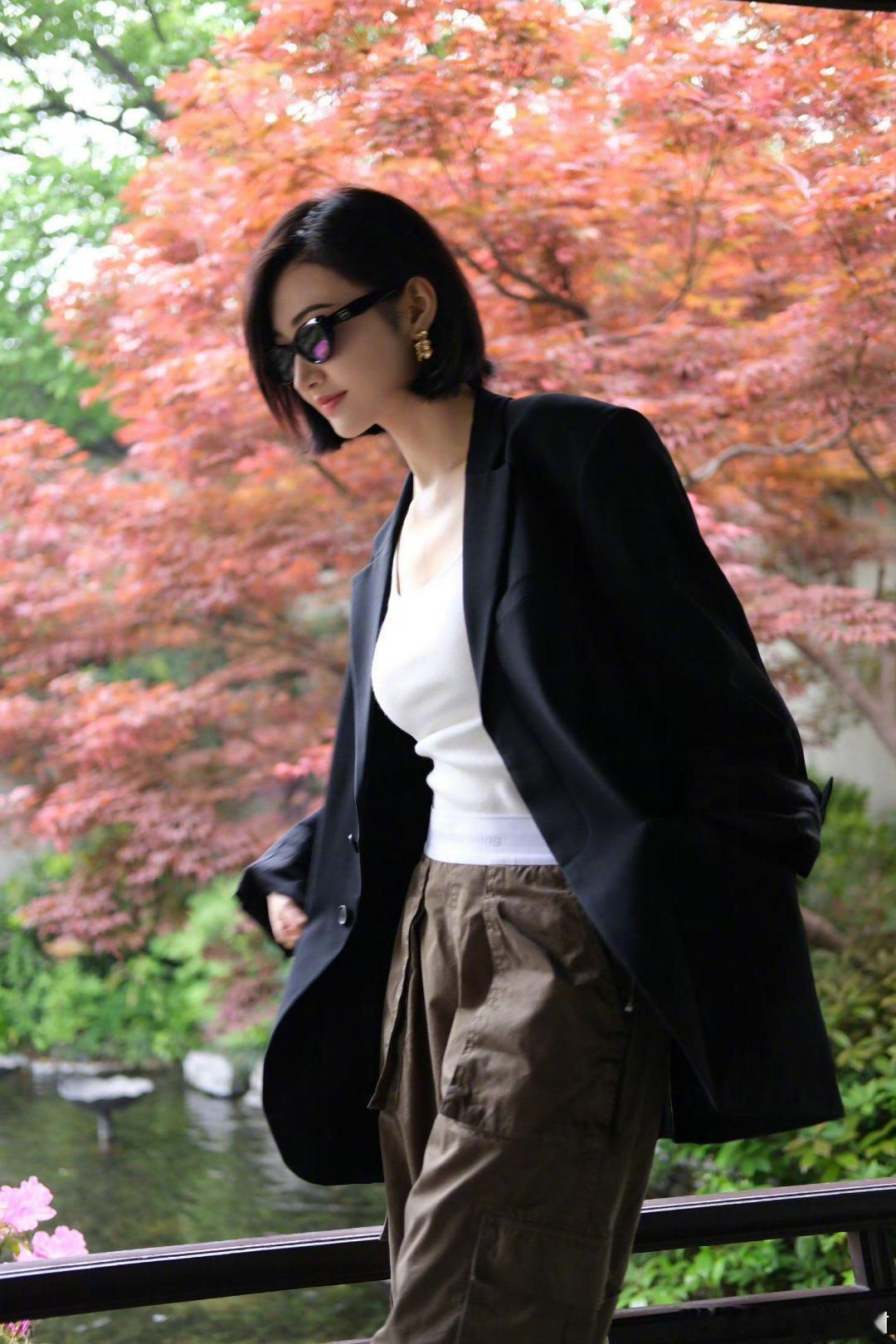 #景甜#“全西安最有腔调的女人”。严肃进入Luke时代。​