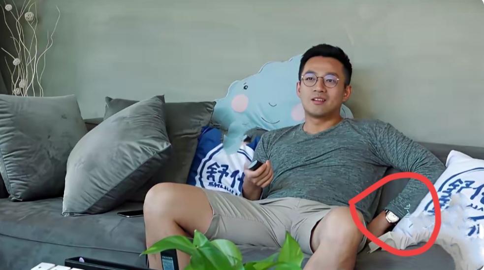 汪小菲酷爱短裤，很多时候他都喜欢短裤出镜，确实有实力，戴着金边眼镜，又斯文又帅气