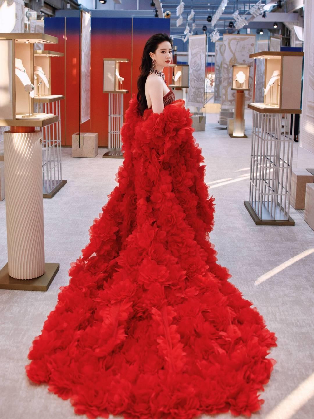 #刘亦菲把我拉过去的望周知#你菲女皇穿TonyWard的时候，有些货请问在哪儿呢，这个牌子都穿十几年
