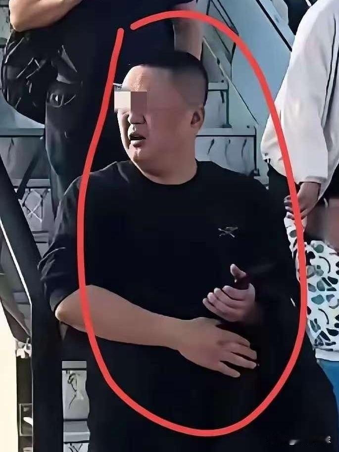 东航空姐下跪事件，欧某某终于被扒出来了，都说相由心生，欧某某这一脸横肉的模样一看
