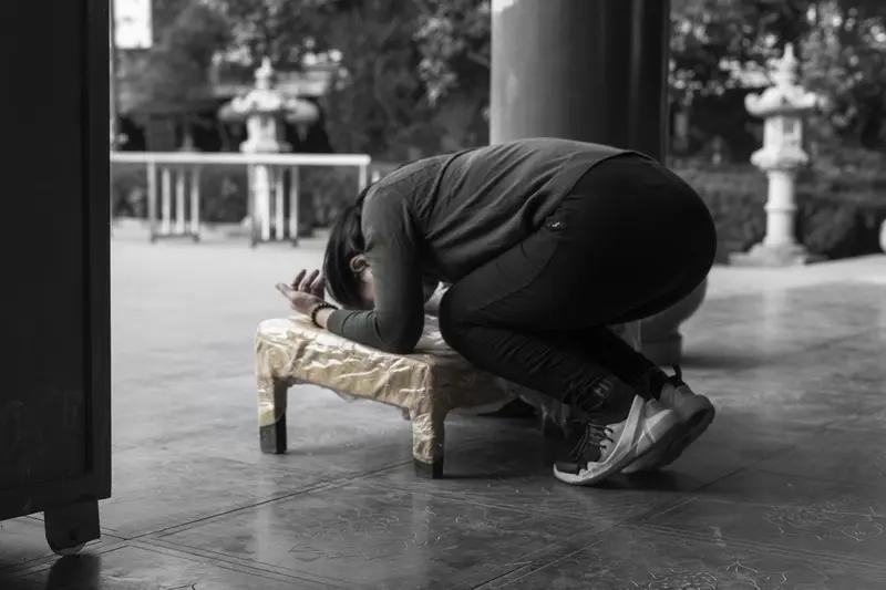 最损德的五种行为:一，“夺人妻”。古话讲“宁拆十座庙，不毁一桩婚”。破坏别人