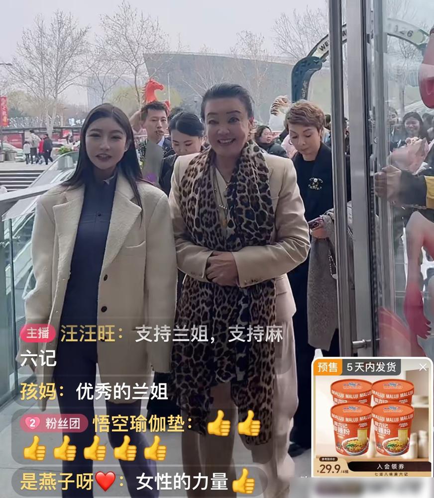 张兰在商场被粉丝围得水泄不通，满脸慈祥地聊着孙子，可谁能想到，这位“战兰”正面临