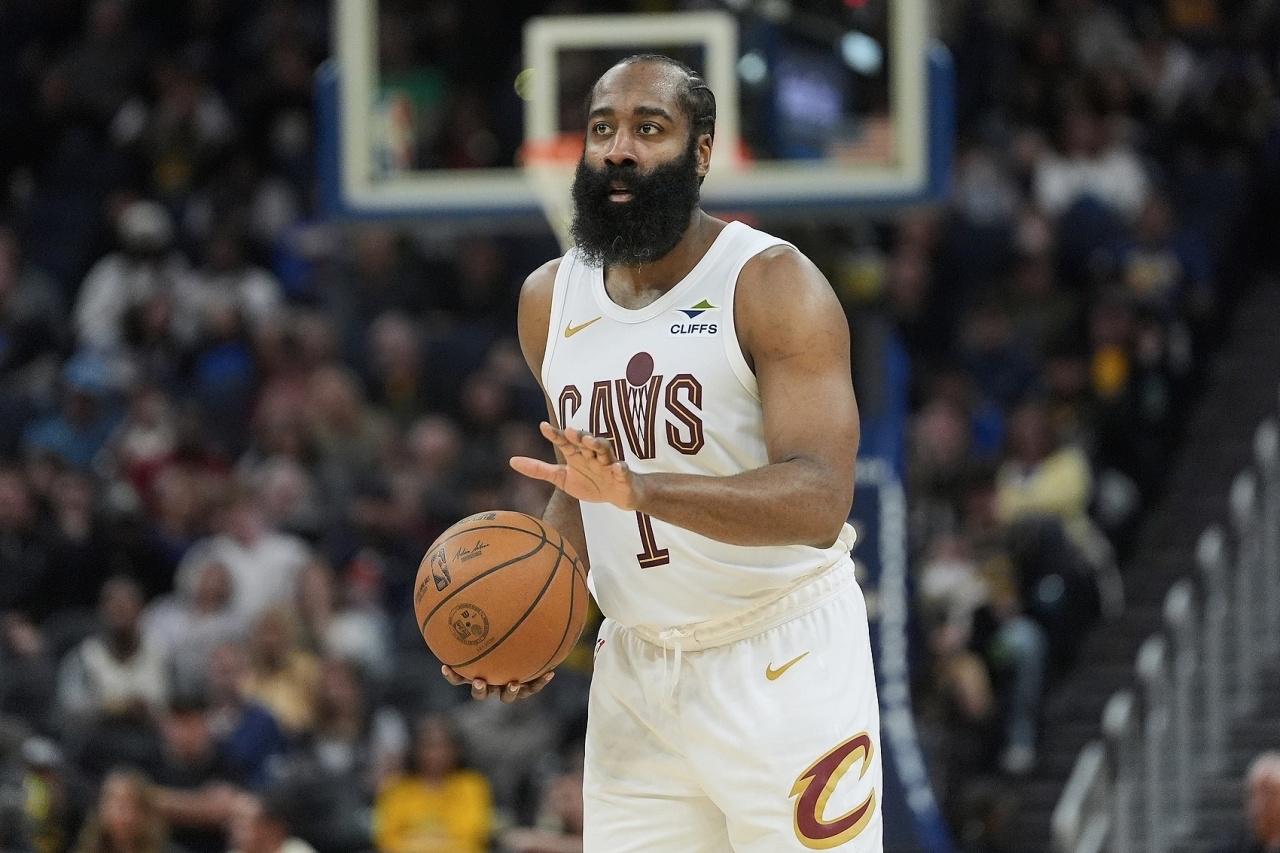 季后赛G1，骑士开场4次进攻，全部是扣篮完成！哈登开场连续助攻阿伦暴扣，随后莫