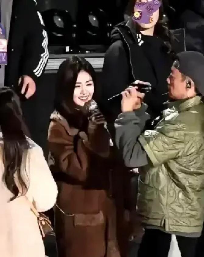 4万8的大衣12小时抢空这速度把羽绒服按在地上。MaxMara那件801，