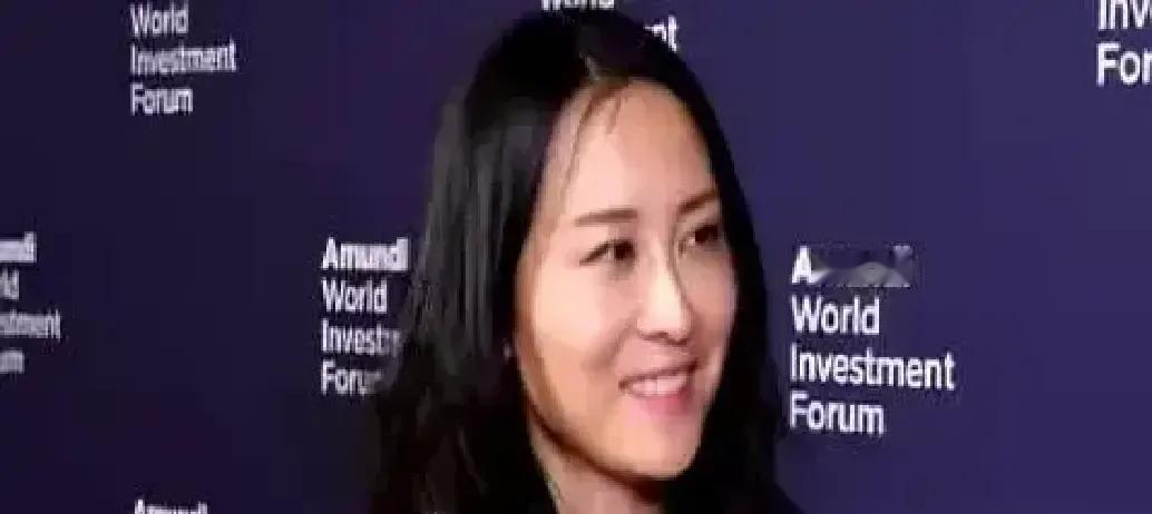 一位刚被外媒点名跟爱泼斯坦岛有资金往来的女学者，居然堂而皇之站上北大办的经济学年