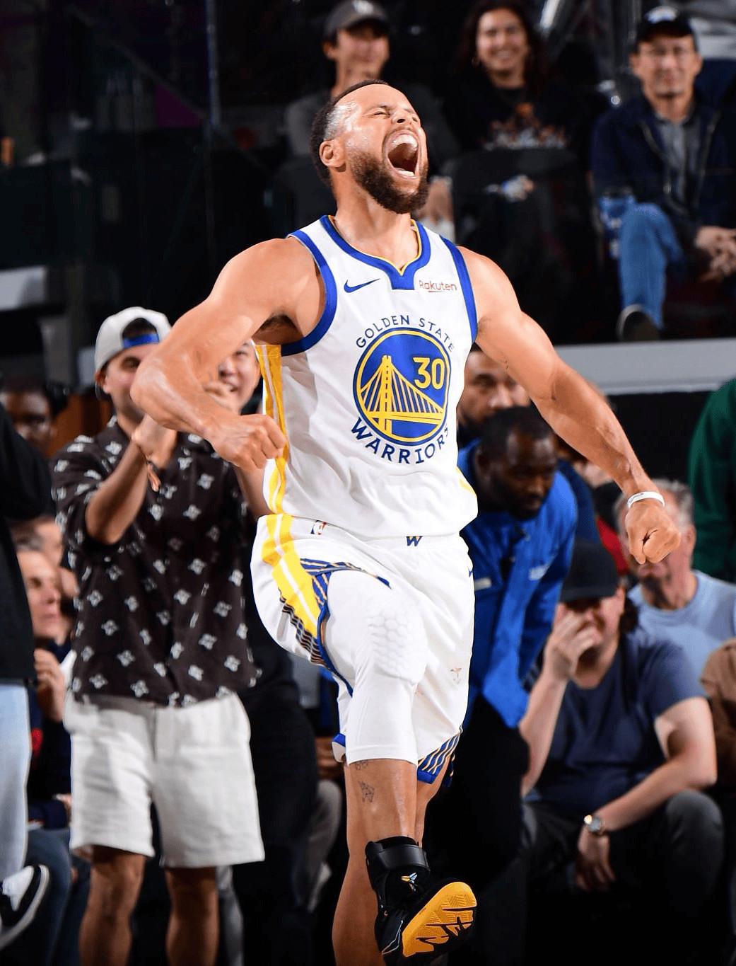 库里生涯合计打了5次附加赛，场均能得到34分4.8篮板3.6助攻5.6三分，三项