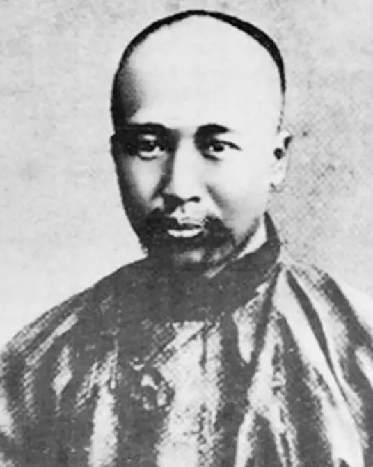 康有为竟是“七窍流血而死”，无比凄惨！1927年，康有为在青岛一家粤菜馆喝下一杯
