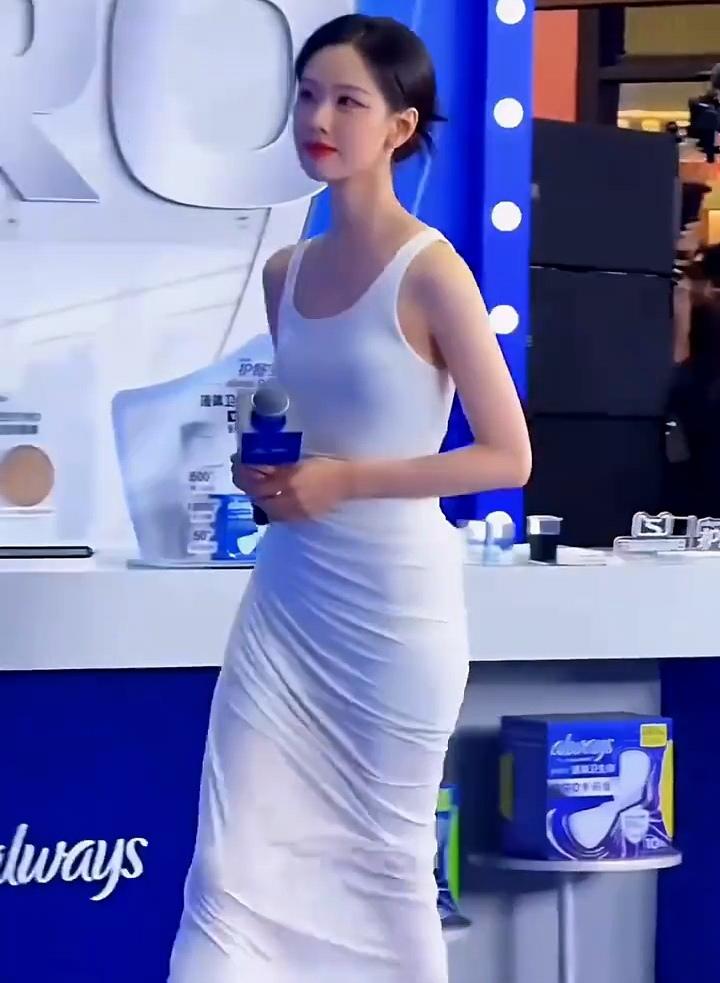 陈都灵气质穿搭太惊艳，高级感美出新高度，一眼心动让人移不开眼[送