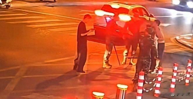 深夜追打变刑案，四川路口这下谁都没跑了四川广元，5月10号凌晨，夜色冷清，只