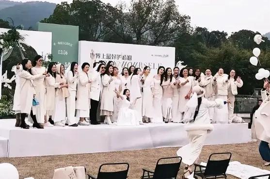 最近大理那场70人"嫁给自己"的闹剧，最后嫁给了50万债务！一个网红打着"独