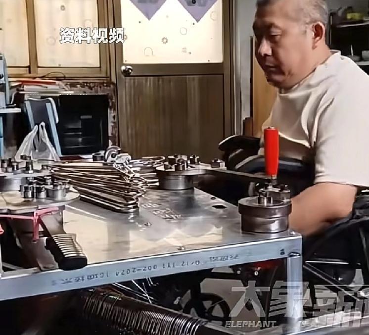 这才是网络上应该有的故事一位轮椅大叔靠着质量过硬的手作衣架，火爆了全网目前，