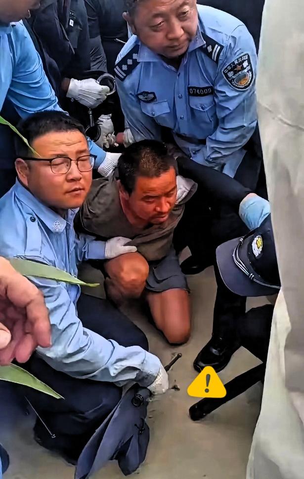逃亡整整十天，最终还是落网了！被捕时他鞋子都跑丢了，胡须杂乱，整个人明显消瘦，