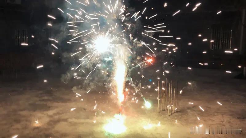 过年贴春联，求个下联可是个有趣的事儿。就“年年顺顺利利”这句上联来说，能对的下联