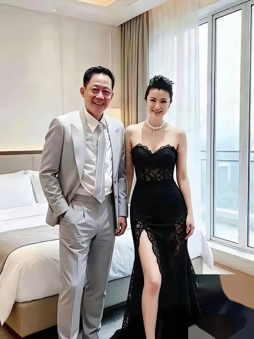 这是王志文和他媳妇头一回被搁一块儿瞧。陈坚红今年52了。一身黑色抹胸长裙曳地，肤