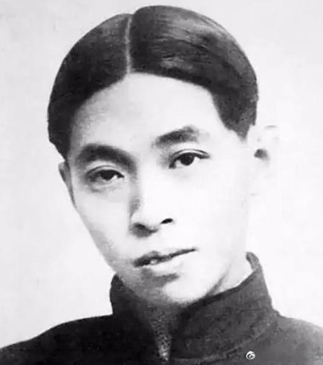 1928年，茅盾望着身材丰腴妩媚妖娆的秦德君，当即想要一亲芳泽，没想到秦德君气吐