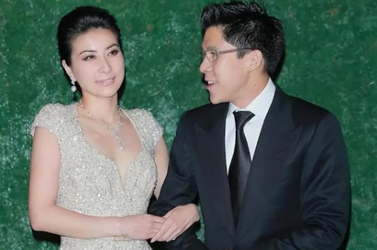 2004年，霍启刚和郭晶晶恋爱。霍震霆得知后感觉天都塌了，他怒气冲冲地质问儿子: