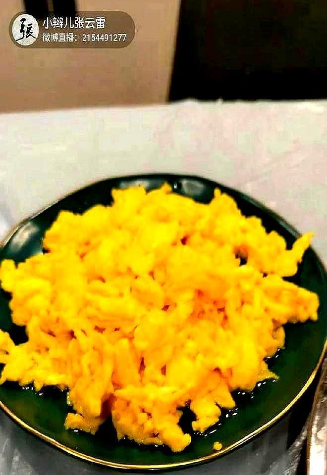 德云社这帮徒弟过年是真敢干，直接能把孙越“活埋”在床上。岳云鹏带队堵门，一大群