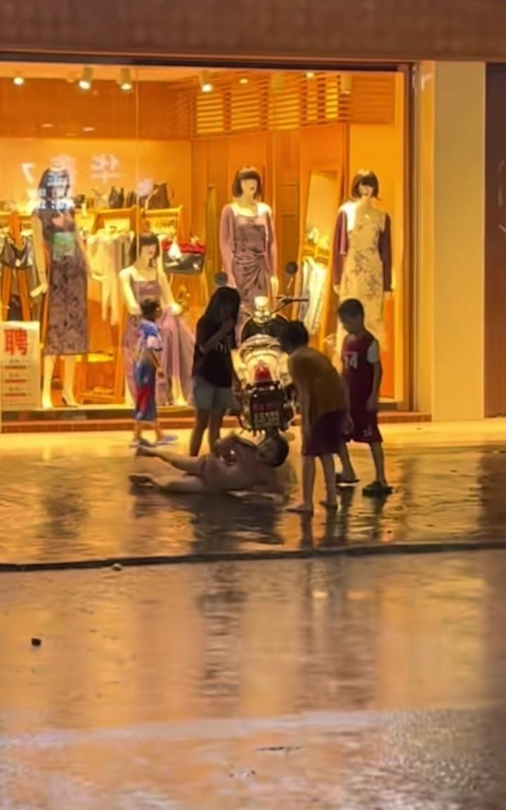 9月7日晚上，广西玉林下着大雨，几个小孩在拖拽一个小女孩，本以为是“霸凌”，一问