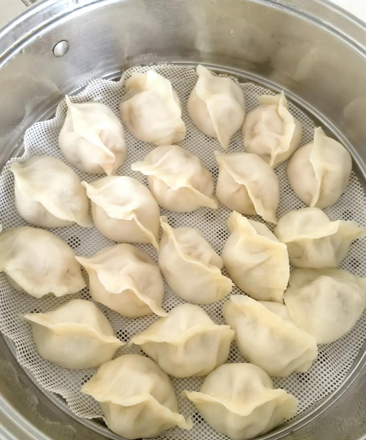 家里经常会包一些饺子冷冻起来，想吃的时候煮几个，挺方便的。前几天有几个饺子从冰箱