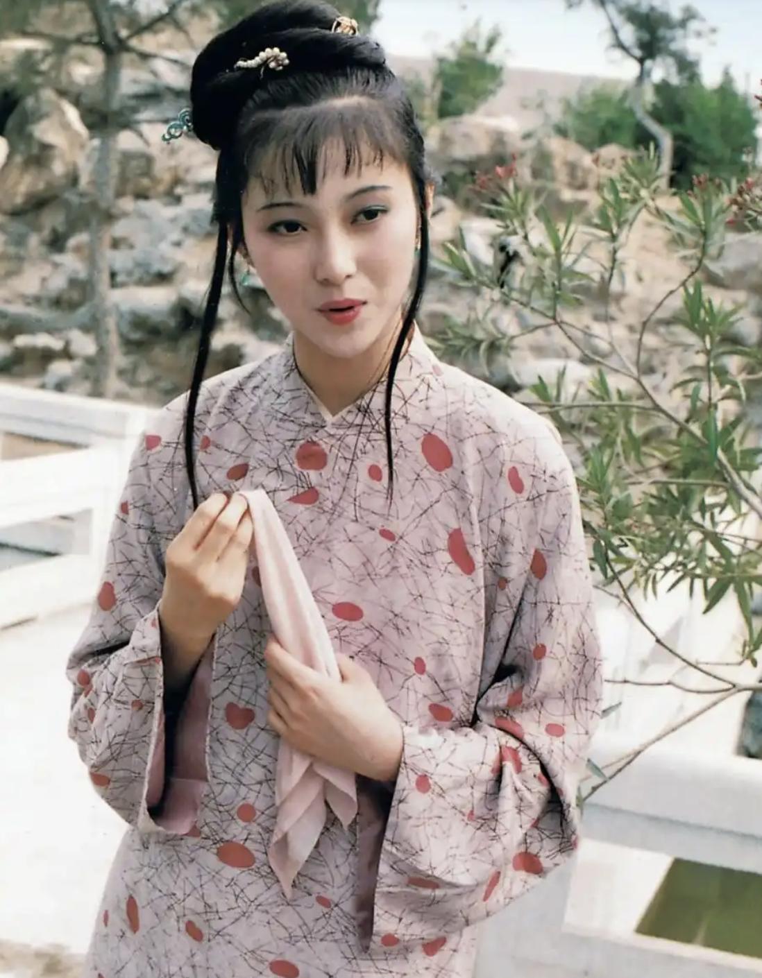 演邢岫烟的演员李伊好美，可以演林黛玉87版《红楼梦》的女演员不管是演小姐还是