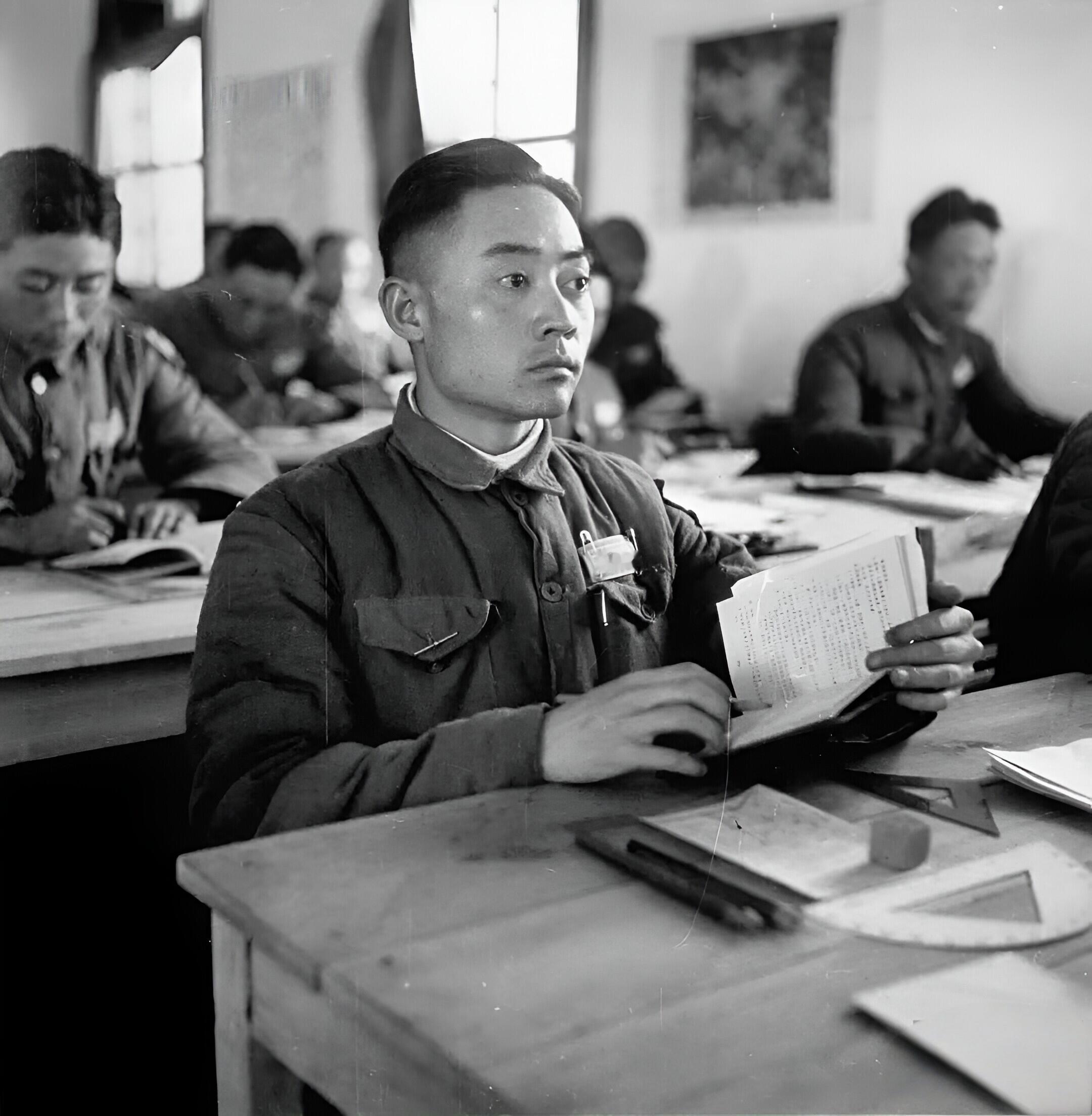 1945年云南昆明中央陆军军官学校正在上课的学员​​​