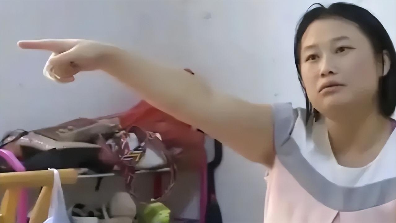 悲哀啊！2024年湖南湘潭，一男子月薪8000，每月偷摸给父母300元，妻子发现