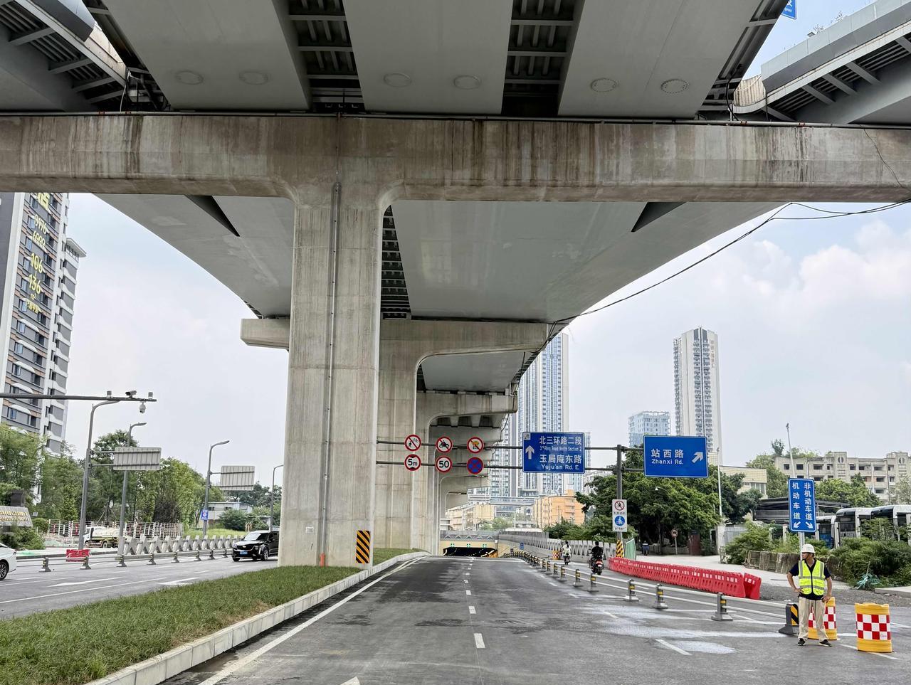商贸大道下穿铁路隧道7月29日通车了，火车北站片区南北穿行不再绕远路。开车还是