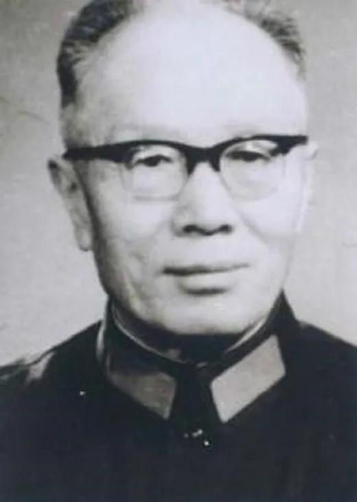 1942年，于学忠接到蒋介石的命令，要求他枪决万毅。收到电报后，于学忠陷入两难的