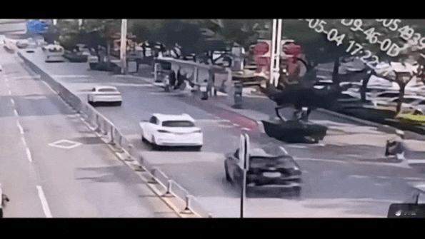 山东滕州车祸致6人死亡肇事司机当日午餐饮酒后，在善国南路自北向南超速行驶，从右侧