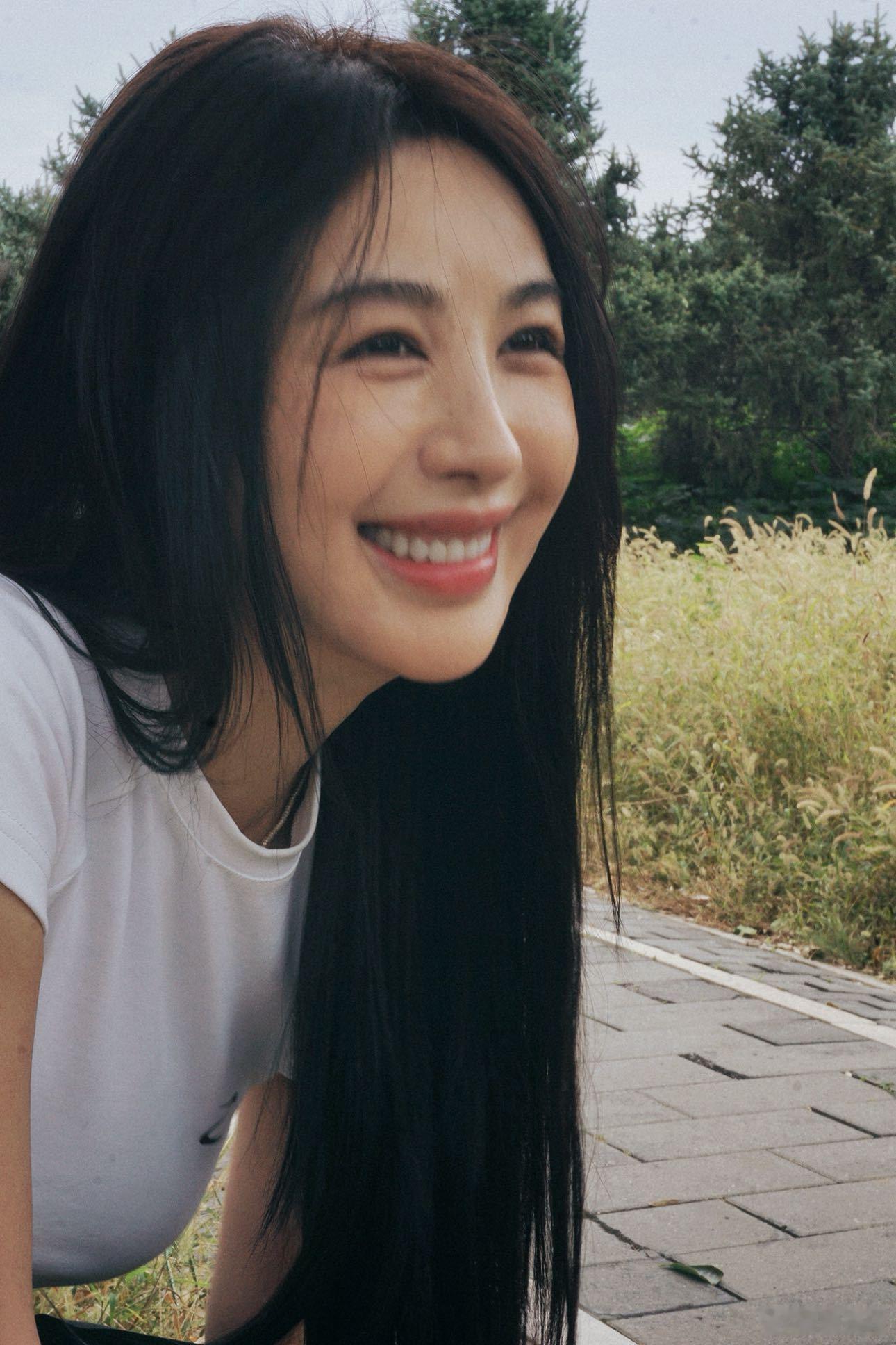 李菲儿溢出屏幕的鲜活感镜头前的李菲儿就像春日里跃动的阳光，每个笑容都带着未经雕琢