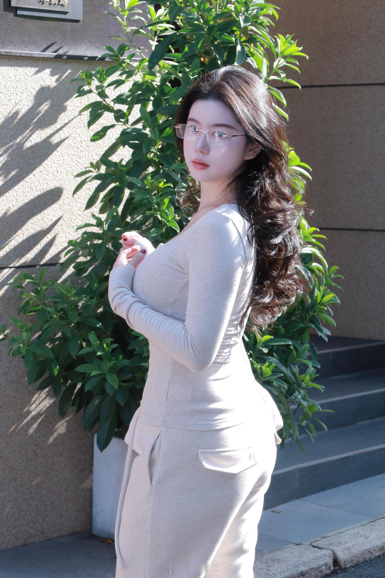 一棵绿植正在阳光里怒放——现代诗我只是无意回头就撞见它把自己开得不管