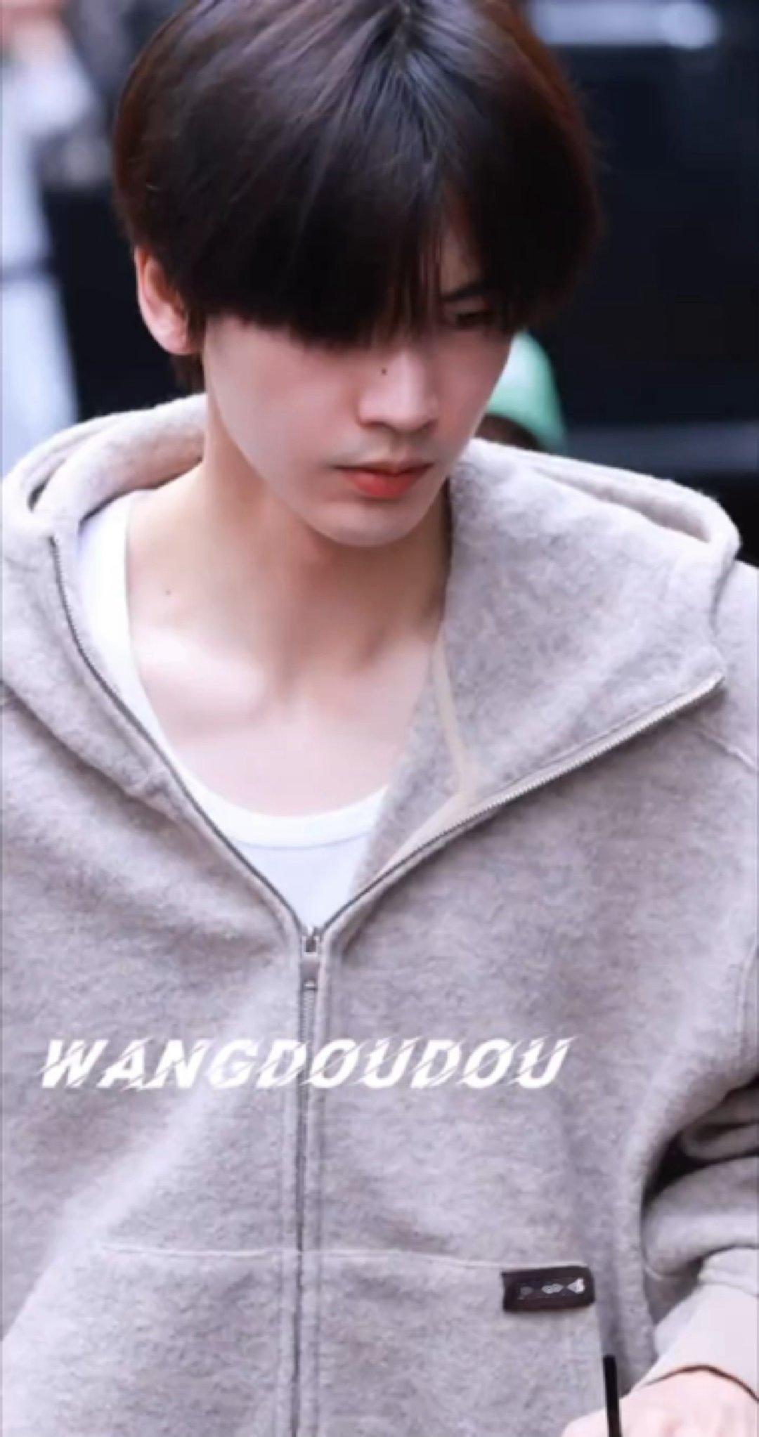 张凌赫今天素颜好性感现偶也能多多找张凌赫球球