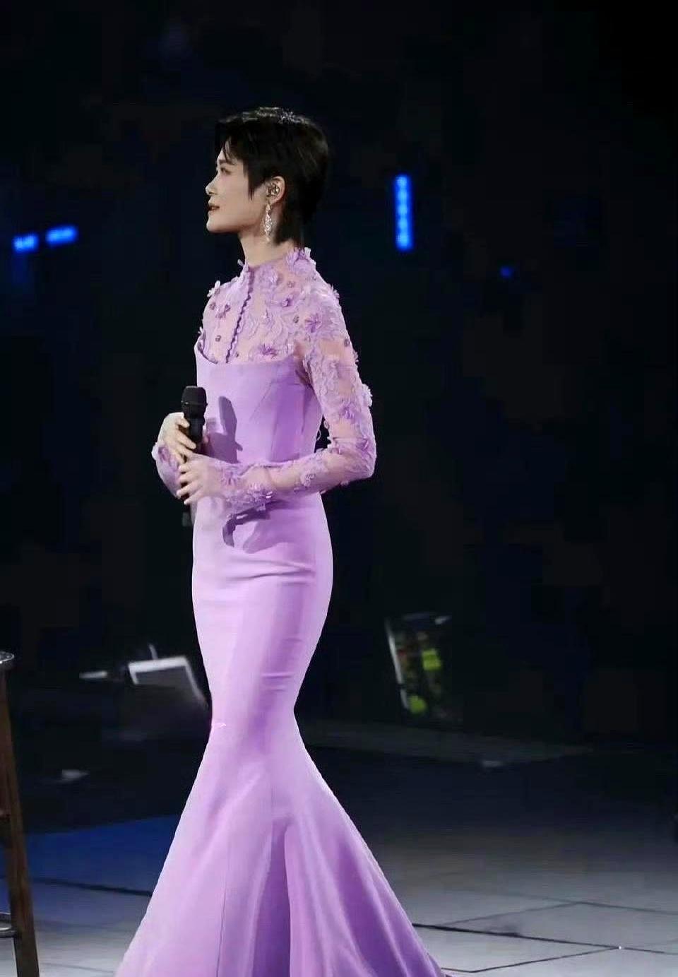 拒绝裙子20年，李宇春用一条粉裙震碎所有人。一条香芋紫鱼尾裙，裹住身体。侧