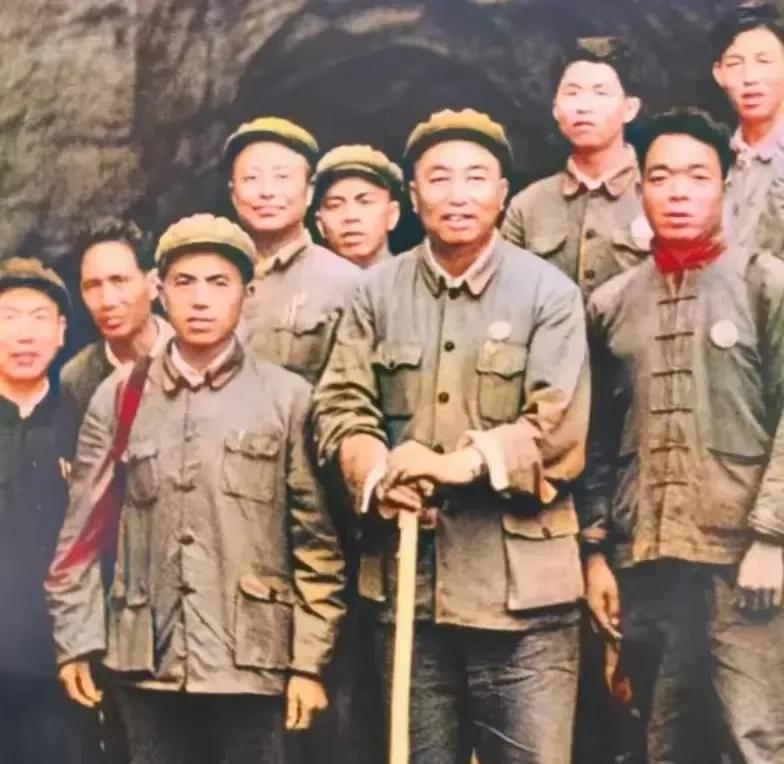 前排中间那位柱着铁锹，穿着朴素，目视前方的高大个子，毛主席夸奖他是个老实人，后来