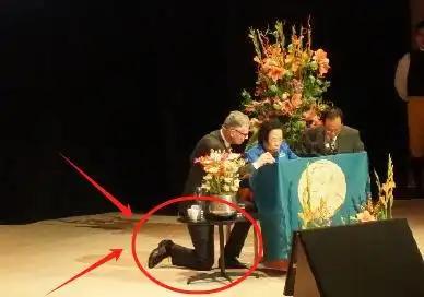 2015年，屠呦呦受到邀请进行演讲，可由于三脚架会遮挡屠呦呦的演讲稿，她不得不弯