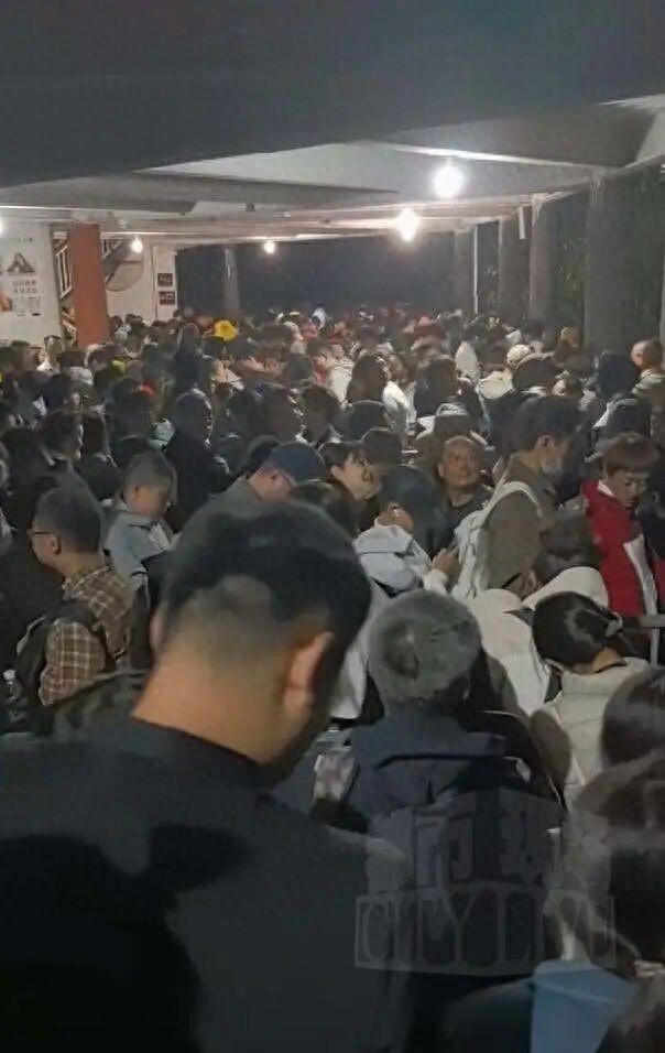 华山索道堵到游客喊退票，上午排3小时下午排4小时，景区这样回应国庆出游，最怕的