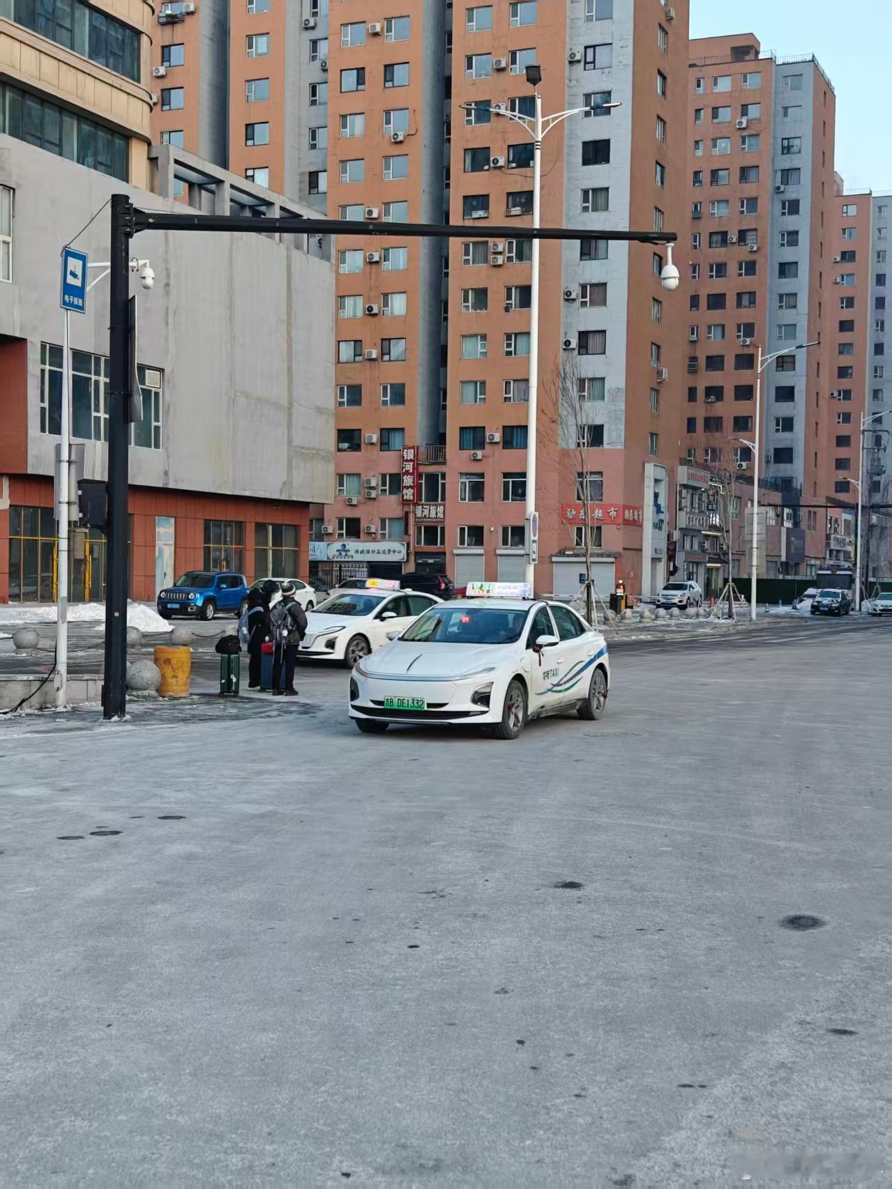 吉林的出租车都是红旗、北京都是北汽、上海很多荣威、深圳都是比亚迪。只有重庆比较牛